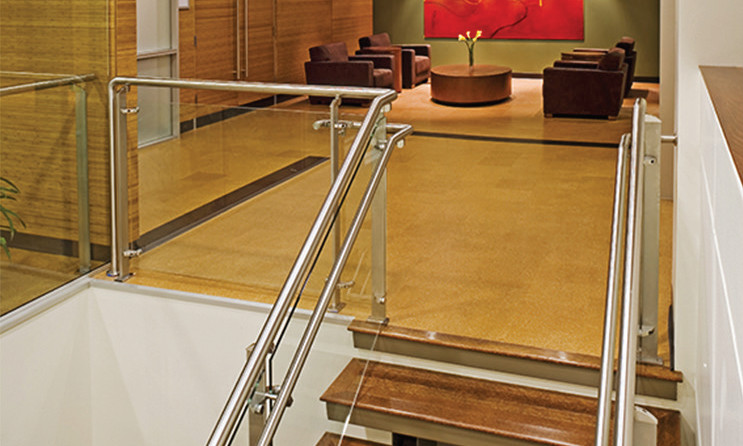 塞万提斯/杰罗尼莫酒店的桌子和大厅区域，带墙板和地万博注册网站板