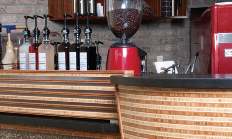 Perky's Cafe独特的柜台空间，以多层天然和边缘纹理胶合板为特色